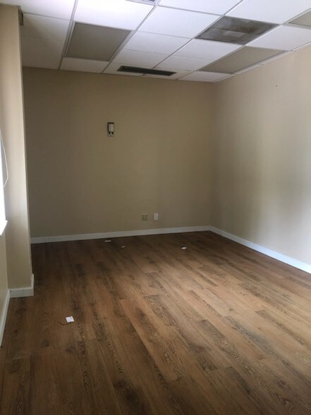 More Photos Of 2021 Tyler St, Hollywood Office For Lease
