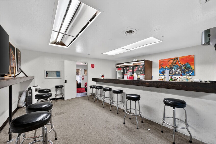 More Photos Of 940 W Hatcher Rd, Phoenix Freestanding For Sale