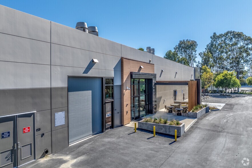 More Photos Of 2101 Corporate Center Dr, Thousand Oaks Research And Development For Lease