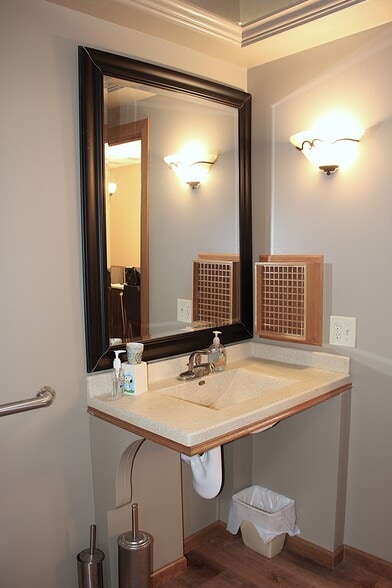 More Photos Of 1030 W 8th St, Junction City Office For Sale