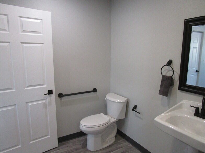 More Photos Of 365 Airlinks Dr, Garden City Industrial For Sale