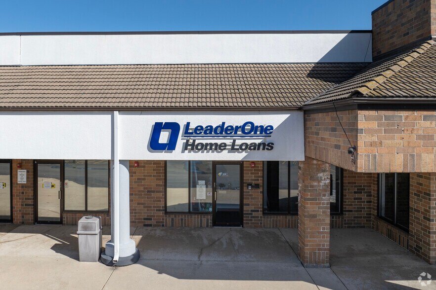 More Photos Of 401 N Riverside Dr, Gurnee Storefront For Lease