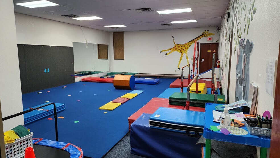 More Photos Of 2080 W 20th Ave, Oshkosh Flex For Sale