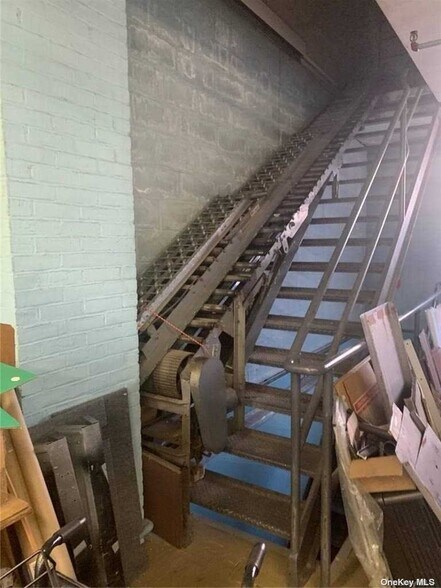 More Photos Of 504 Cherry Ln, Floral Park Warehouse For Lease