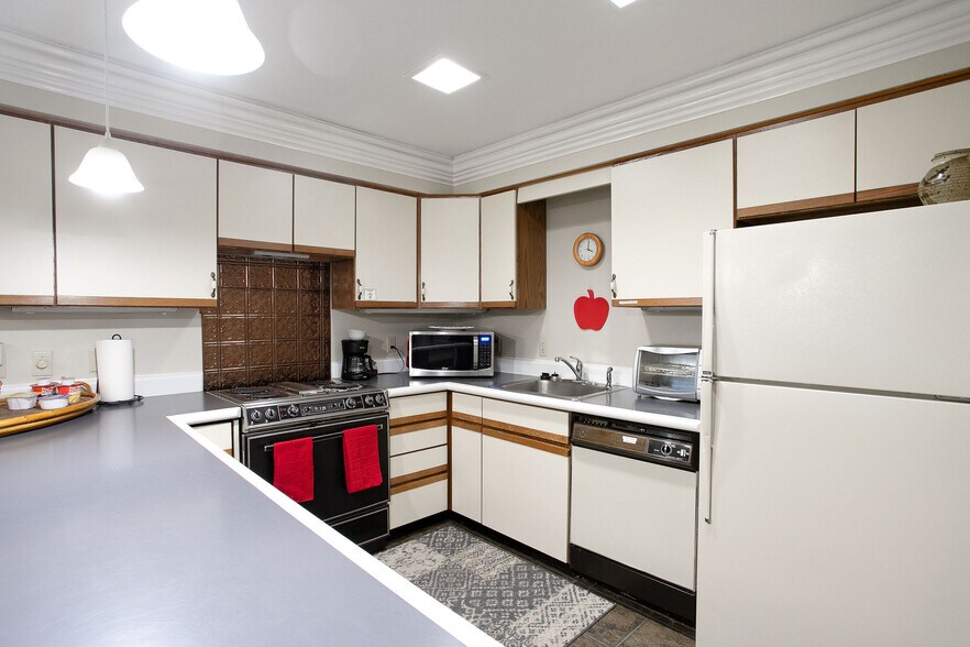 More Photos Of 2 Oak St, West Stockbridge Hospitality For Sale