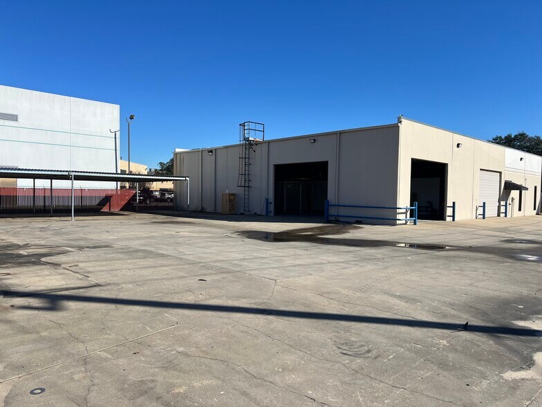 More Photos Of 1125 W Park One Dr, Sugar Land Warehouse For Sale