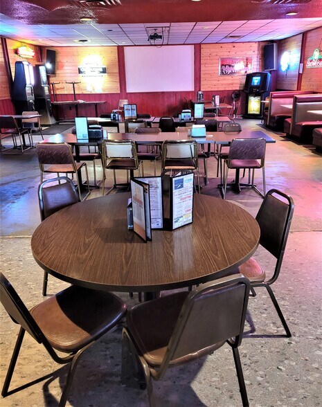 More Photos Of 209 N 5th Ave E, Truman Freestanding For Sale