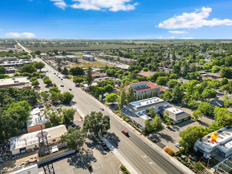 More Photos Of 250 W Main St, Woodland Office For Lease