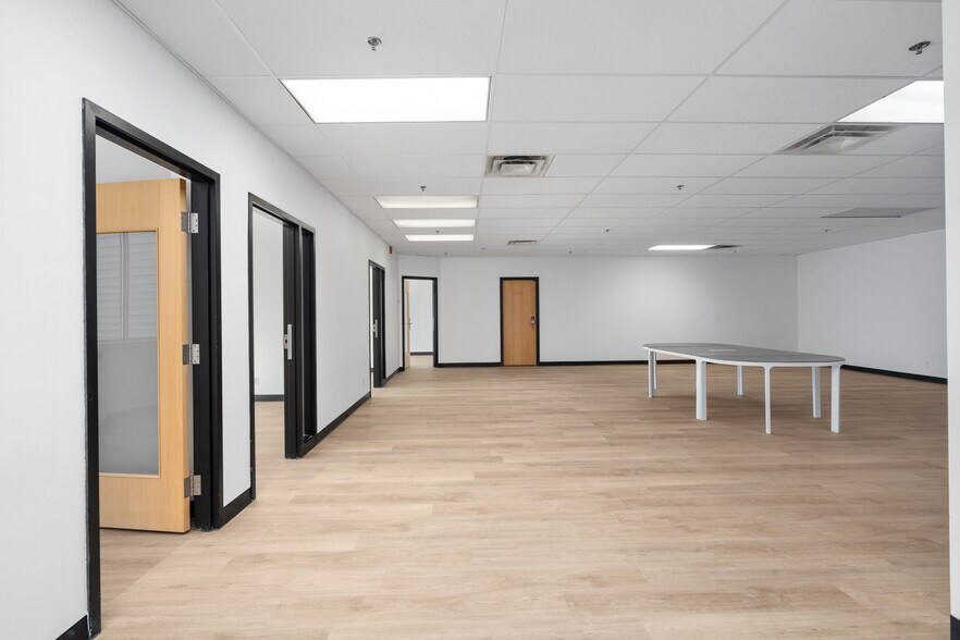 More Photos Of 4760 Rue Acorn, Montréal Research And Development For Lease