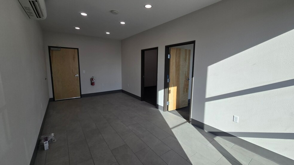 More Photos Of 21 N Skipworth Rd, Spokane Valley Showroom For Lease