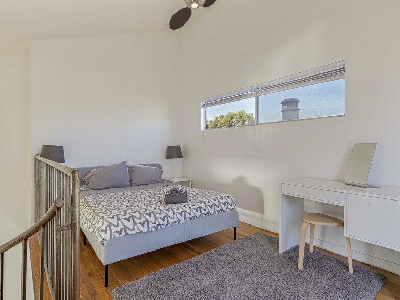 More Photos Of 14 Ozone Ave, Venice Apartments For Sale