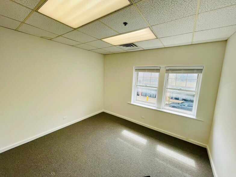 More Photos Of 921 Green Bay Rd, Winnetka Office For Lease