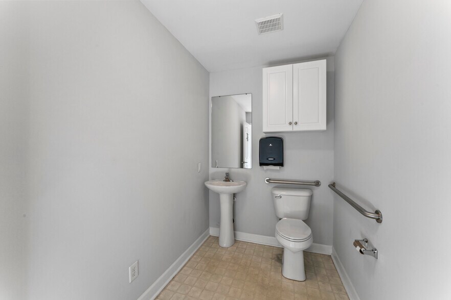 More Photos Of 104 Renaissance Cir, Mauldin Office For Lease