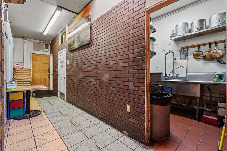 More Photos Of 2210 S El Camino Real, San Mateo Storefront For Sale
