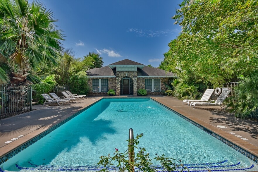 More Photos Of 1804 S Park St, Brenham Hospitality For Sale