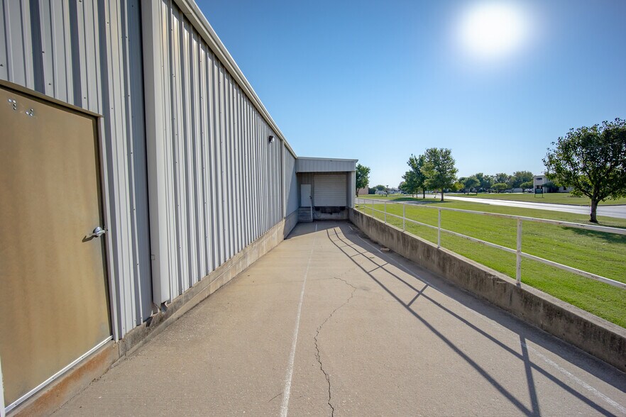 More Photos Of 2701 Bart Conner Ct, Norman Warehouse For Lease