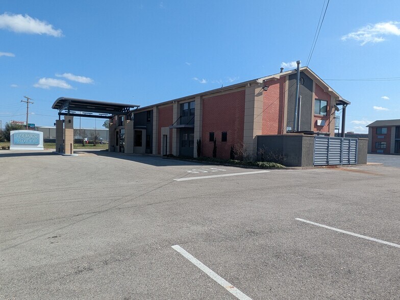 Primary Photo Of 3100 W Northwest Loop 323, Tyler Hotel For Sale