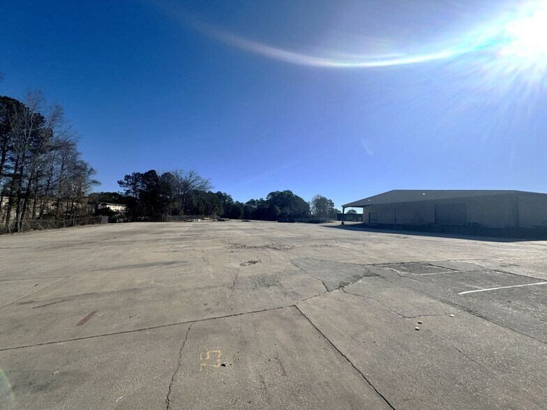 More Photos Of 11750 Veterans Memorial, Douglasville Warehouse For Lease