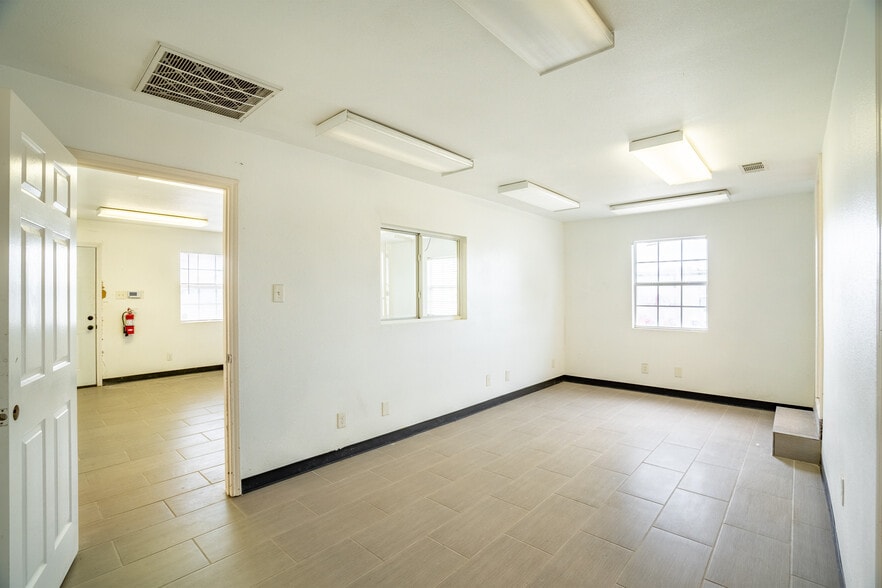 More Photos Of 401 W Simonds Rd, Seagoville Office For Sale