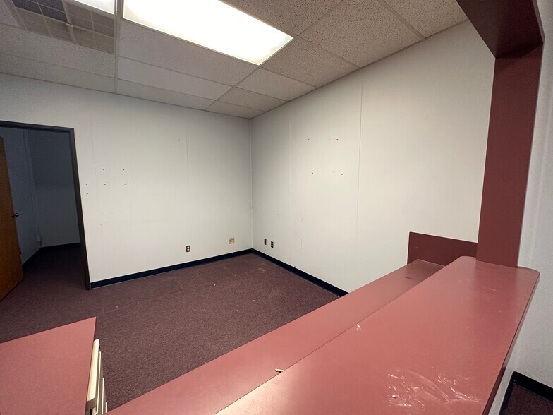 More Photos Of 811 N Macomb St, Monroe Office For Sale