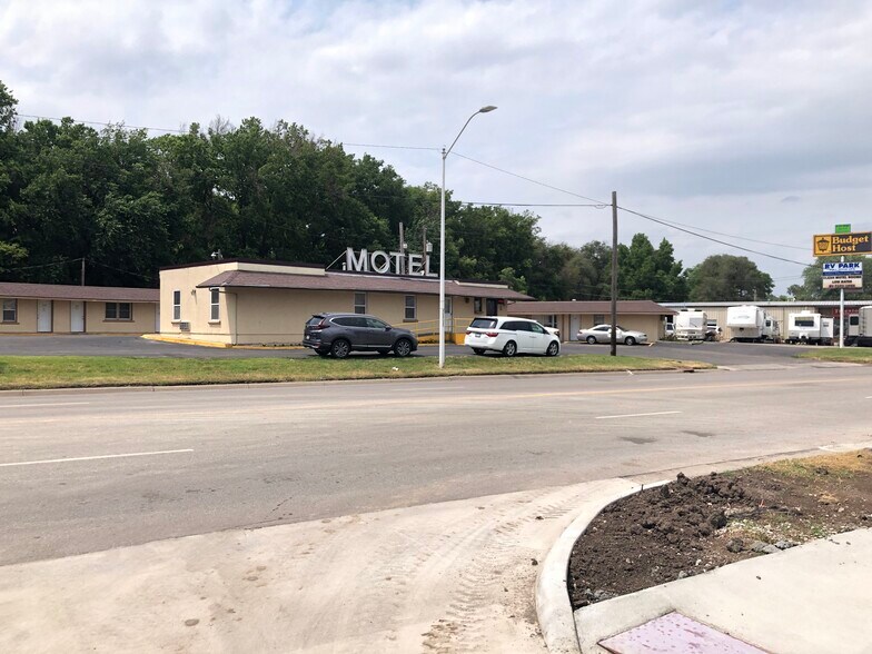 More Photos Of 820 S Washington St, Junction City Hotel For Sale
