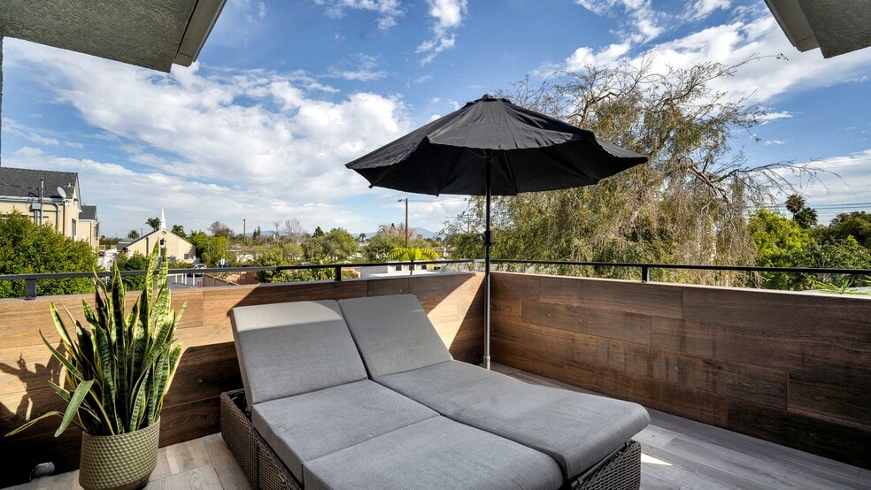 More Photos Of 308 E 18th St, Costa Mesa Shelter For Sale