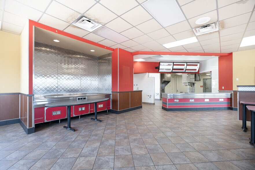 More Photos Of 101 W Lind St, Mankato Fast Food For Lease