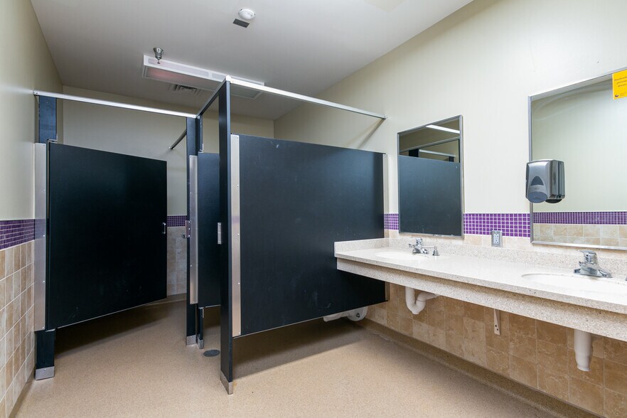 More Photos Of 1632 McCain Ln, Manhattan Sorority Fraternity House For Sale