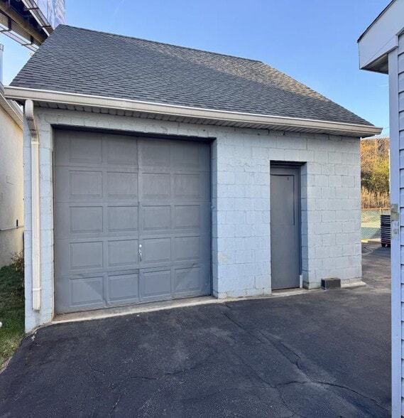 More Photos Of 13 Coral St, Edison Flex For Lease