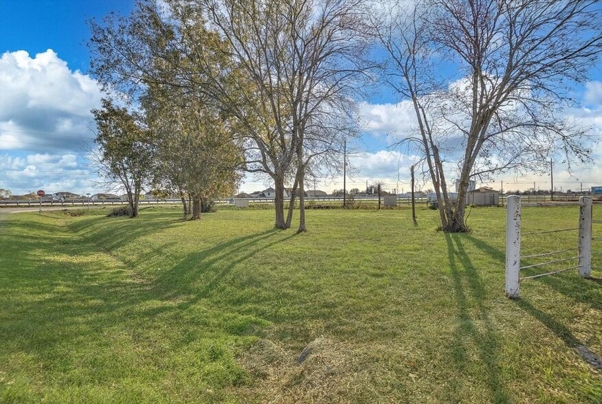 More Photos Of 8411 Meadowlark dr, Baytown Land For Sale