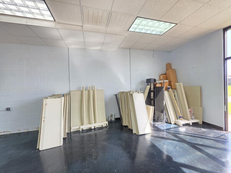 More Photos Of 8799 State Highway 35 N, Van Vleck Convenience Store For Sale