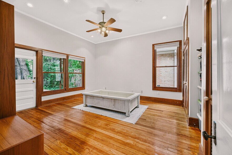More Photos Of 812 W 10th St, Austin Office For Sale