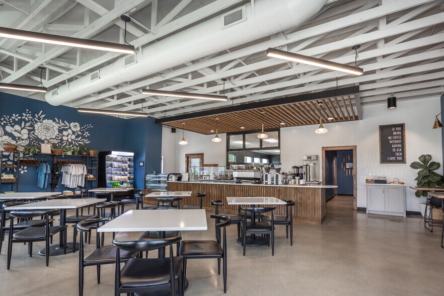 More Photos Of 211 N Weaver St, Gainesville Flex For Sale