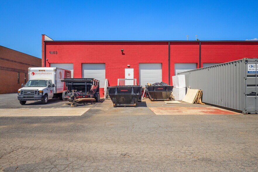 More Photos Of 1803 Associates Ln, Charlotte Showroom For Lease