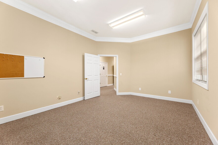 More Photos Of 3535 Roswell Rd, Marietta Business Park For Lease