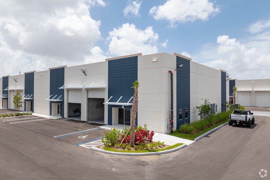 More Photos Of 6175 NW 102nd Ave, Doral Showroom For Sale