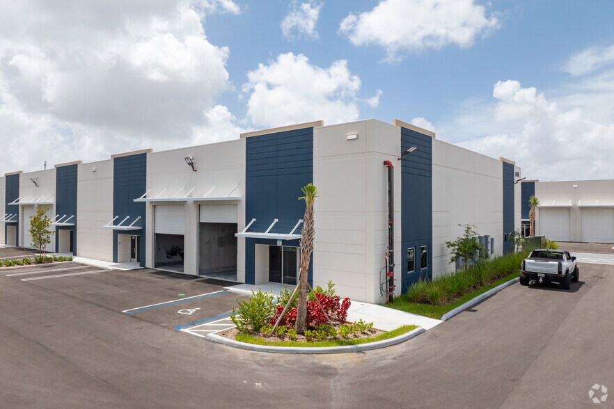 More Photos Of 6175 NW 102nd Ave, Doral Showroom For Lease