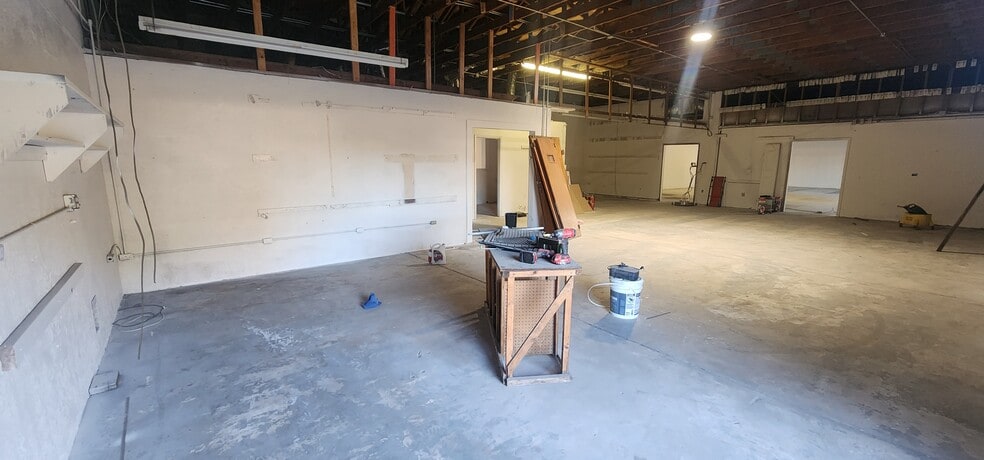 More Photos Of 284 S Center St, Pierson Auto Repair For Lease