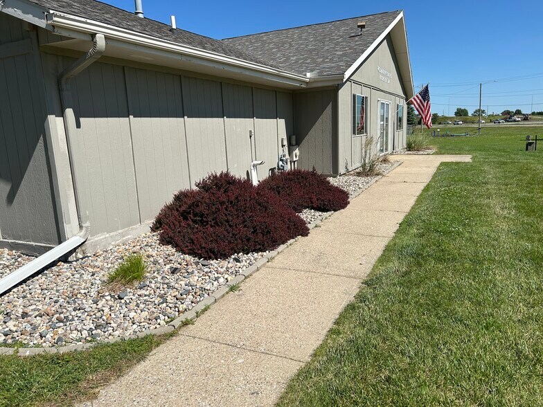 More Photos Of 335 Wycoff Dr, North Sioux City Medical For Sale
