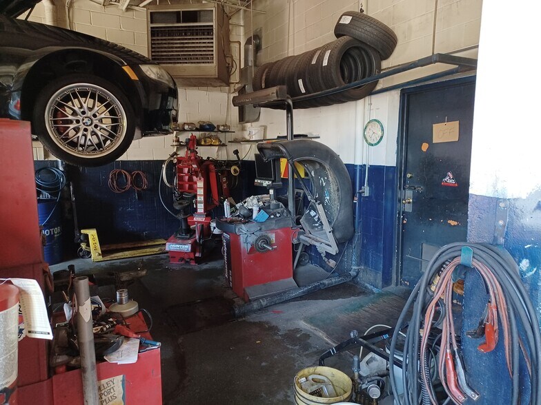 More Photos Of 1380 Wellington St W, Ottawa Auto Repair For Sale