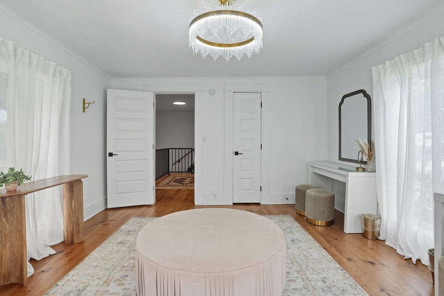 More Photos Of 924 S Main St, Broken Arrow Showroom For Sale