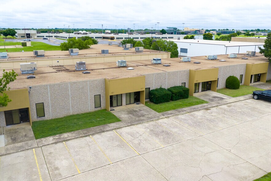 More Photos Of 800 W Rock Creek Rd, Norman Office For Lease