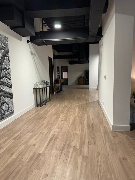 More Photos Of 10595 Westoffice Dr, Houston Light Distribution For Lease