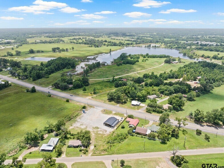 More Photos Of 908 W Broadway St, Winnsboro Flex For Sale