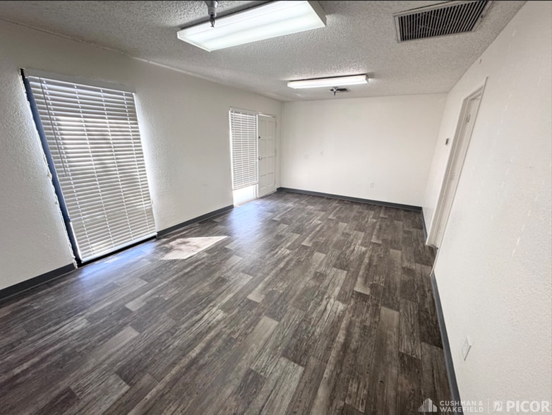 More Photos Of 1665-1700 E 18th St, Tucson Showroom For Lease