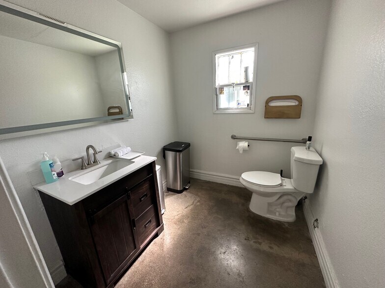 More Photos Of 7224-7228 Melrose Ave, Los Angeles General Retail For Sale