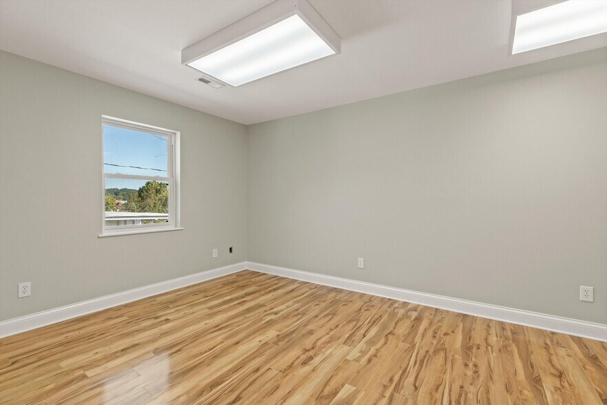 More Photos Of 700 Grove St, Loudon Office For Sale