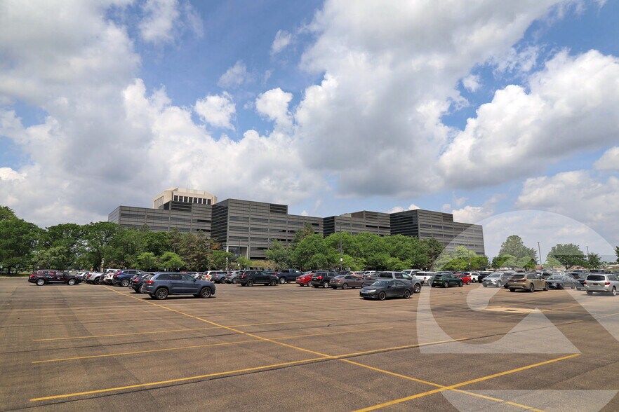 More Photos Of 4-6 Parklane Blvd, Dearborn Office For Lease