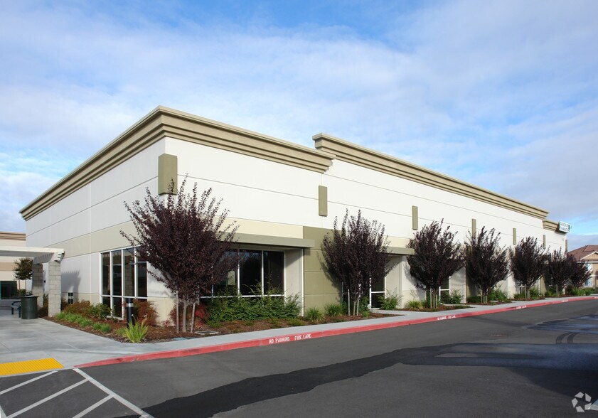 More Photos Of 4421 Gateway Park Blvd, Sacramento Showroom For Lease