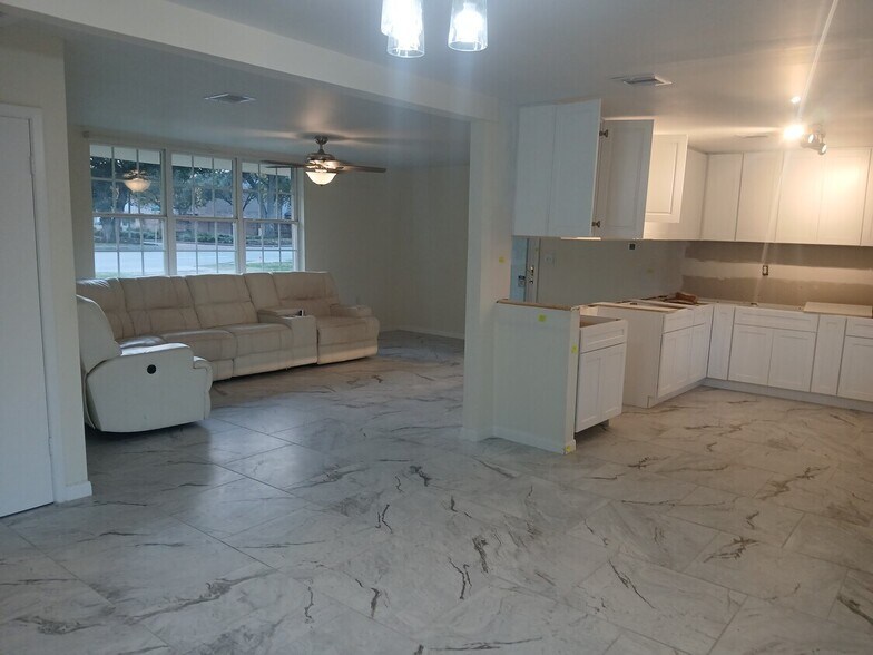 More Photos Of 1506 Avenue D, Katy Office For Lease